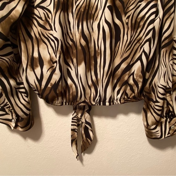 Chico’s Shirt Women’s Size‎ 1 Medium Button Down Tie Animal Print Mobwife - Picture 8 of 12